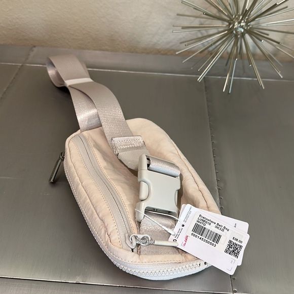 Lululemon Everywhere Belt Bag in white Opal NWT - Picture 2 of 4